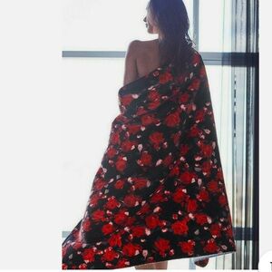 NWT Victoria’s Secret Limited Edition Black with Red Roses Sherpa Throw Blanket